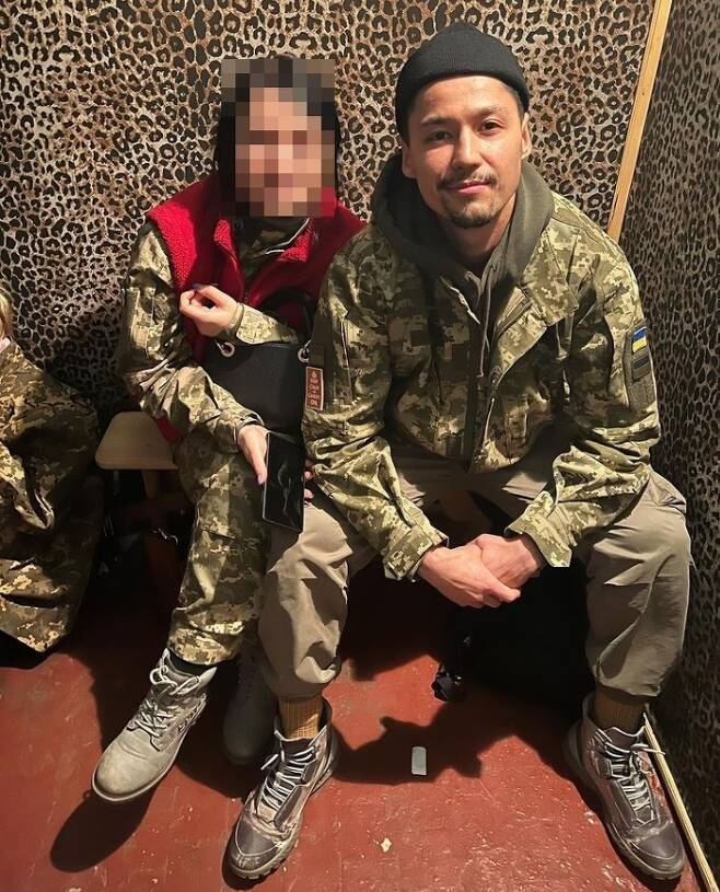Korean-Ukraine actor Pasha Lee was reportedly wearing his bulletproof vest on his child just before his death, as he died helping a citizen evacuate on the battlefield.The Centre for Civil Liberties (CCL) in Ukraine recently said on social media that the body was found five days after Ipashas death.He helped the children get out of the house while evacuating people from Irpen.The Russian army bombarded the civilian, and he put his bulletproof vest on the child he was holding. Ukrainian Ambassador to Korea said through his personal SNS, Ipasha was an actor and entertainer of Ukraine.When Russia attacked Ukraine, Pasha died in the process of escaping citizens from the War-torn city of Irpin.Ipashas mother is from Jakarpatia and her father is a Korean from the Krem Peninsula. I want to tell you about him.