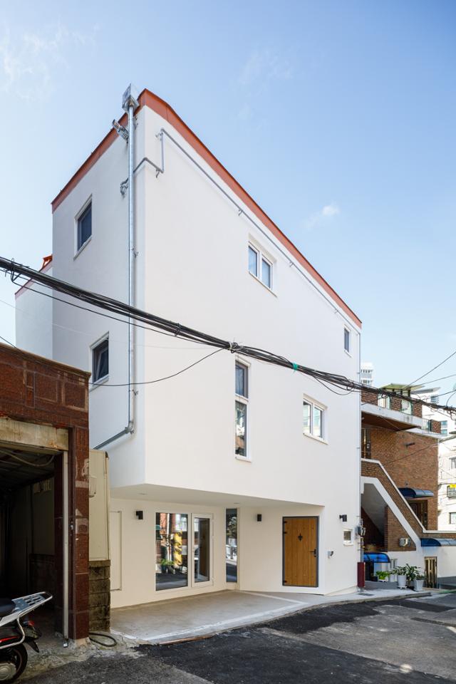 서울 중구의 단독주택 '켈크하우스'의 정면. 오른쪽에 보이는 문이 이 집의 현관이다. 문을 열고 계단을 따라 2층으로 올라가면 가족의 생활 공간이 나온다. 김창묵 건축사진작가 제공