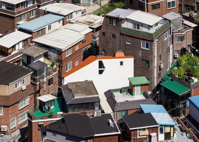 서울 중구에 위치한 '켈크하우스'는 도심 속 좁은 골목에 지어진 단독주택이다. 스토로 마감한 흰색 외벽과 주황색 지붕이 밝고 활기찬 느낌을 준다. 김창묵 건축사진작가 제공