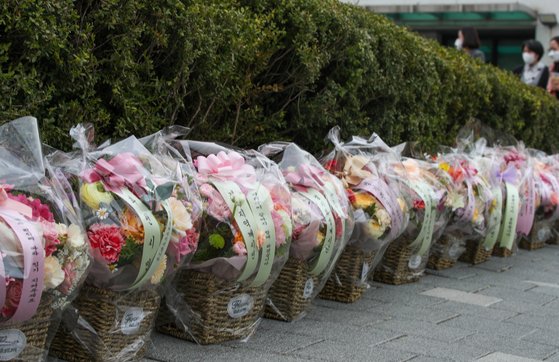 17일 서울 서초동 대검찰청 앞에 김오수 검찰총장을 응원하는 화환과 꽃바구니가 놓여 있다. 뉴스1