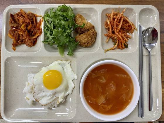 경기도 안양시 동안구 관양동의 5500원짜리 우리셀프식당에서는 계란 후라이를 셀프로 무한정 만들어 먹을 수 있다. 김홍준 기자