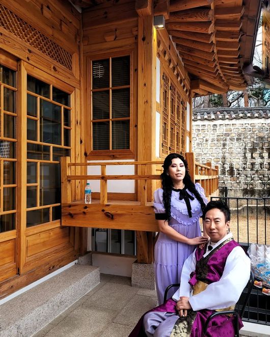 Comedian Park Myeong-su reveals warm two-shot by dancer GABEEPark Myeong-su posted a picture on his 19th day with an article entitled GABEE and our hanok ~ 28 days on his instagram.In the photo, Park Myeong-su in hanbok and GABEE in a violet dress pose in the background of hanok.The warm atmosphere of the two people who seem to take family photos attracts attention.Meanwhile, Park Myeong-su is working as a DJ on KBS Cool FM Park Myeong-sus Radio show, and GABEE is appearing as a fixed guest.Park Myeong-su Instagram