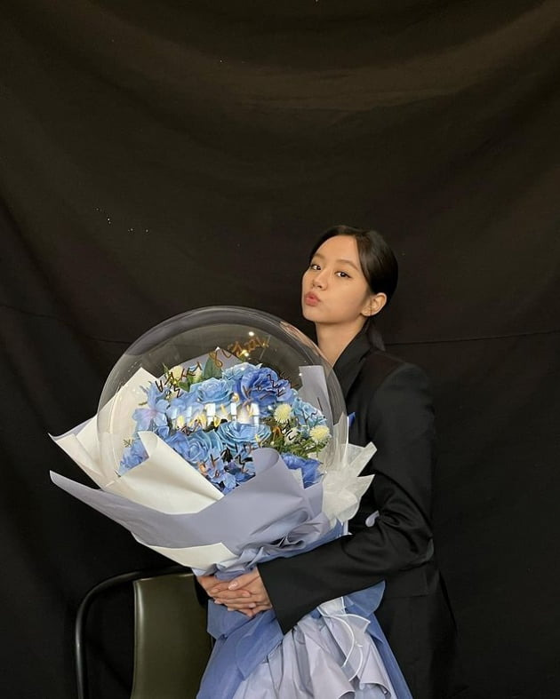 Actor Hyeri shared his daily life.On the 20th, Hyeri posted three photos on his instagram with an article entitled 8 years.In the photo, Hyeri is holding a large balloon flower bouquet, which is surprised to see a large balloon flower bouquet.In addition, Hyeri sticks her lips out to the camera and draws attention. Girls Day actor Sojin commented, It is great.On the other hand, Hyeri appeared in the drama Thinking of the Moon when it blooms last month.