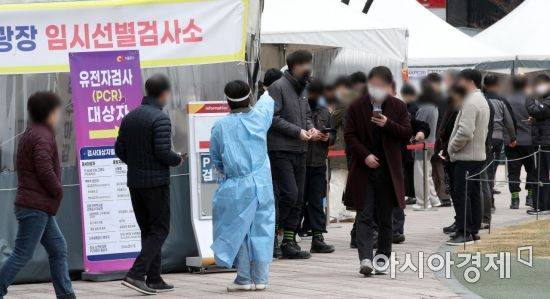 코로나19 변이 유행이 정점 구간에 들어선 18일 서울광장 임시 선별검사소에서 시민들이 신속항원검사 결과를 기다리고 있다. 이날 신규 확진자는 40만7천17명 늘어 누적 865만7천609명으로 집계됐다. 하루 사망자도 301명이 발생했다./김현민 기자 kimhyun81@