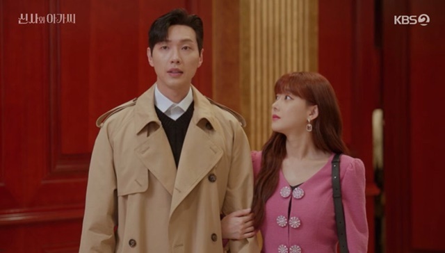 A special appearance by Oh Seung-a extended Ji Hyun Woo Lee Se-hees push party Qi Qi.In the 49th episode of KBS 2TV weekend drama Gentleman and Girl (played by Kim Sa-kyung/directed by Shin Chang-seok), which aired on March 19, An Ji-min (Oh Seung-a) waved Lee Young-guk (Ji Hyun Woo).Lee Young-guk pushed out Park Dan-dan (Lee Se-hee), who came to see the interview of the tutor in the residence, and met An Ji-min, a friend of his brother Lee Se-ryun (Yoon Jin-i).An Ji-min expressed his favorable opinion to Lee Young-guk, saying, I liked it in high school.Lee said, Ji-min was divorced and did not intend to marry again, but he said that his brother changed his mind.Lee Young-guk and An Ji-min dated and hoped to meet the children first, saying, You know I have three children, and I promised them that if they meet someone, they will be the first to introduce them.I want to meet my brothers, said An Ji-min, and I cant help but wonder how terrible my brother feels about them.When Park Dan and Mar Hyun Bin (Itaeli) went to the meeting and witnessed the first date, and that night, Mar Jin told Park Dan, I actually like to meet you again.I liked you when I was in school, but did you know? Would you like to meet us? When Park Dan-dan refused, Someone likes it, he replied, Mr. President? I dont belong with you. I have another woman.Park said, I dont know what standards youre saying, but I still like and forget about Chairman Na. I dont think he likes other people and accepts his feelings.I want to stay with my seniors like this. In addition, Park Dan-dan went to Lee Young-guk and said, Are you meeting another woman on purpose to sort out me now?Im telling you, thats wrong.However, the Park Dan-dan was shaken when he saw the Lee Young-guk family with An Ji-min. After the meeting, Lee Young-guk told An Ji-min, It seems that it is still less organized.I do not think Im meeting you in this state. Im sorry. An Ji-min said, I knew there were three children, but it was so different from what I thought.I tried to say I wasnt confident, and Im less sorry that you told me first.But Park said, The person who hurt me the most is the president, not anyone else, not the president.I feel like Ive been cut out by a knife because of him, and I hate him now.Good night, Lee Yeong-guk said.In the trailer that followed the farewell ending, Lee Young-guk went back to Park Dan-dan and said, I was really scared and rushed to run away from Park.Well never break up again, no matter what. The line that Lee Young-guk and Park Dan-dans push-and-push party, Qi Qi, predicted Happy Endings.