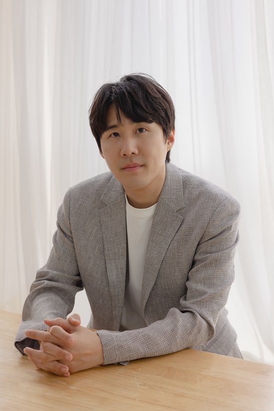 (Following [Exs interview 2] actor Na Chul has passed a long tunnel and received a bright light.The Engine of Youth, which Na Chul had been able to come to this day over the obscurity, was a mind that did not lose its self-confession and initials.The SBS gilt drama The Readers of the Heart of Evil (hereinafter referred to as The Heart of Evil), which ended on the 12th, is a story of a profiler who had to fiercely examine the minds of those who stood at the peak of evil when the unmotivated murder that terrorized the Republic of Korea surged.Na Chul, who played the role of a serial killer friendly with Kang Ho-sun in the drama, recently met and talked about the drama.Na Chul appears in the second half of the 10th episode as the last The Convict of this work.Na Chul perfectly described the criminal characteristics of Kang Ho-sun, which is far from the Convict prize, which was commonly imprinted at the time, such as outstanding rhetoric in favorable personality.Especially, in an intelligent and cool atmosphere, he portrayed the friendship to put the police under his control with intense acting and raised the tension extremely.I wondered how much of Na Chuls performance satisfaction, which led to the big acclaim of viewers, would be: Its 51 percent, I feel sorry and lacking all the time, every time I say, Can I do this?There is a sense of crisis. It is not a very satisfying personality.Na Chul said, I am generous about others, but I am a strict style for myself. So I think there is an Engine of Youth to continue acting.I bully and whip me, he said.Na Chul has appeared in numerous independent films and plays, and has been acting for more than a decade. What kind of a small meeting will you feel when you look back on your acting career?Na Chul said, I am a man who loves my work. Do I have to say that I have been doing this so far?I spent a long time in moments when my thoughts did not meet reality, but I think it is still going because I have a strong desire to do it.What I want is to keep acting. I feel sorry and sorry for many, but I think I have been doing well.I have been hurt because I did not come easily, and then I want to praise me without giving up until now because I have hope, sweetness, and I want to be more active in the future.I do not know what part it will be, but I think I will be happy if I grow up because I have a part that can be better. Na Chul, who is preparing hard for his next work after the evil mind, said, I will draw another 10 years while expecting my goal.Na Chul is tvN Good Wife, Secret Forest 2, Vinsenzo, Happy, Netflix D.P., SBS Evil Heart and OCN Superior Haru are running on a ten-day walk.Especially, Happiness, the previous work of Evil Heart, showed Park Hee-bong and real brother and sister Kimi as Nasumin and took a snow stamp on viewers.Na Chul said, I think it is thanks to Vinsenzo. The viewers were funny and liked it.I think that I had a good chance of a good work called Happy because I liked Vinsenzo. If it was not for Vinsenzo, there would not have been Happy. Finally, Na Chul said: It was a really grateful and happy time, and I felt a lot of shortages as I prepared, and I appreciate your encouragement for a lot of interest and love support.I will gain courage and strength in continuing acting in the future. I will be able to show good performance sincerely and steadily without losing my initials. On the other hand, Na Chul meets viewers again in the OCN Sunday drama Superior Haru as Seo Min Gi.Photo =UL Entertainment