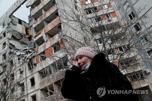 '러군 포격' 아파트 앞에서 눈물 훔치는 우크라 여성 [로이터 연합뉴스 자료사진. 재판매 및 DB 금지]