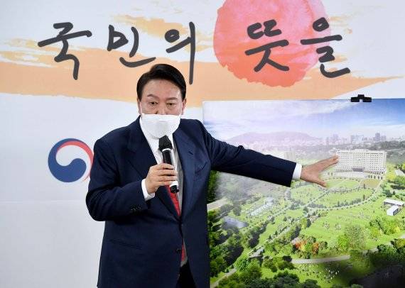 윤석열 대통령 당선인이 20일 서울 종로구 한국금융연수원 별관에 마련된 대통령직인수위원회 회견장에서 청와대 대통령 집무실의 용산 국방부 청사 이전 관련 기자회견을 하고 있다. (공동취재사진) 2022.03.20. 사진=뉴시스화상