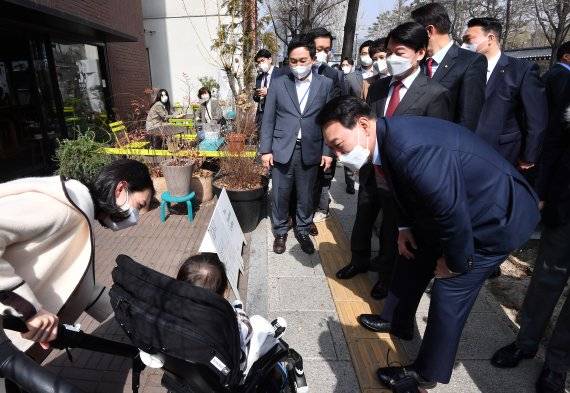 윤석열 대통령 당선인이 16일 오후 서울 종로구 통의동에서 점심식사를 마친 뒤 안철수 인수위원장과 권영세 부위원장 등 지도부와 함께 산책하며 시민들과 인사나누고 있다. 2022.3.16/뉴스1 /사진=뉴스1화상