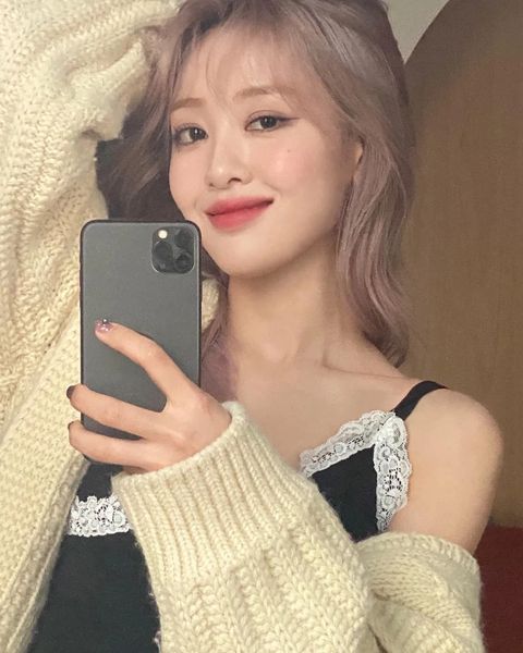 Girl group This months girl member Eve (real name Ha Su-yeong and 25) unveiled a new hairstyle.Eve posted a picture on the girls official Instagram account of the month on the 21st, How is my hair color when my hair comes.This is a selfie photo. Eve, dressed in black sleeveless costumes, takes a dreamy look and takes a selfie. Her hairstyle is bright and bleached.Especially, Eves big eyes, sleek jawline, and a stiff nose are impressed by the beauty of dolls. Netizens respond to pretty sister.On the other hand, the Loona is loved by K-pop fans with songs such as PTT.