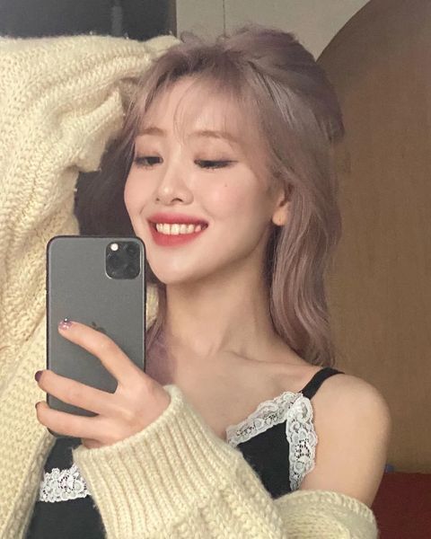 Girl group This months girl member Eve (real name Ha Su-yeong and 25) unveiled a new hairstyle.Eve posted a picture on the girls official Instagram account of the month on the 21st, How is my hair color when my hair comes.This is a selfie photo. Eve, dressed in black sleeveless costumes, takes a dreamy look and takes a selfie. Her hairstyle is bright and bleached.Especially, Eves big eyes, sleek jawline, and a stiff nose are impressed by the beauty of dolls. Netizens respond to pretty sister.On the other hand, the Loona is loved by K-pop fans with songs such as PTT.