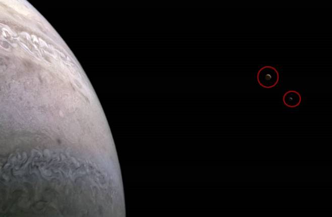 목성의 남반구와 목성 옆으로 위성 이오와 유로파가 작게 보인다.