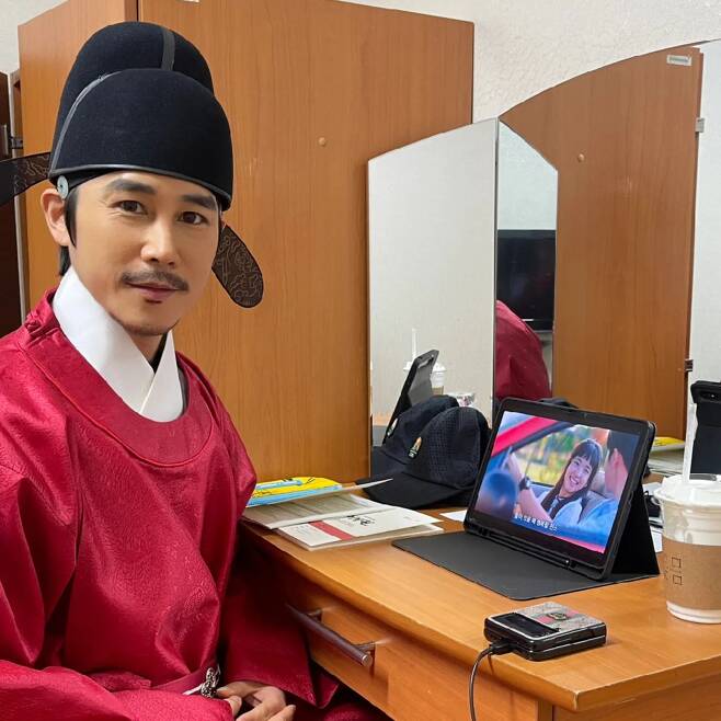 Jung Tae-woo revealed his fanship on Twenty Five Twinty One.Jung Tae-woo said on his 21st day instagram, This drama is so beautiful.Looking at this, the old man is excited, laughing, crying and crying ... Taejong of Joseon Lee is the main room!!Twenty Five Twinty One is Netflix, and posted a picture.Jung Tae-woo in the public photo is waiting in the costume of KBS 1TV drama Taejong of Joseon Lee Won appearing.Jung Tae-woo, who smiles on TVN Twenty Five Twinty One on a tablet, attracted attention.Jung Tae-woos pleasant daily life caught the attention of the viewers.On the other hand, Jung Tae-woo married a crew member, Jang In-hee, and had two sons.Photo: Jung Tae-woo Instagram