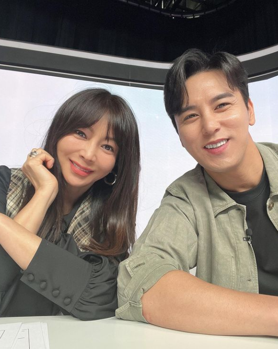 Actor Hwang Shin-hye has released a photo taken with singer Jang Min-Ho.On the 21st, Hwang Shin-hye posted a two-shot photo with Jang Min-Ho with his article # Mom was pretty and I did not sing well ... # Jang Min-Ho Whiting.The two people in the photo are looking at the camera with a bright smile in the studio.Actor Jeon In-hwa, who watched the photo, expressed his expectation for My mother was pretty scheduled to be broadcast in April, saying, Oh, it is like a two-shot brother and sister  I look so similar ~ I look forward to the first room .Jang Min-Ho also surprised Hwang Shin-hyes still beauty with a comment called Wow and Computer Beauty.On the other hand, LG Hello Vision, which is a broadcasting program in April, and MBN new entertainment Mom was pretty, a health makeover that gives customized solutions to experts in various fields such as medicine, fashion, and beauty,Photo Source Hwang Shin-hye Instagram