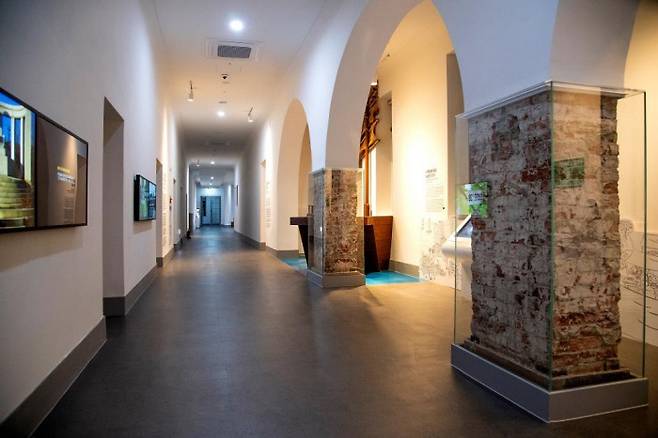 3월23일 개관하는 용산역사박물관 내부 모습. 등록문화재인 옛 용산철도병원 건물을 리모델링했다. 외벽의 붉은 벽돌과 내부 흔적들은 최대한 보존해 근대건축물의 가치를 유지했다는 게 구의 설명이다.| 용산구 제공