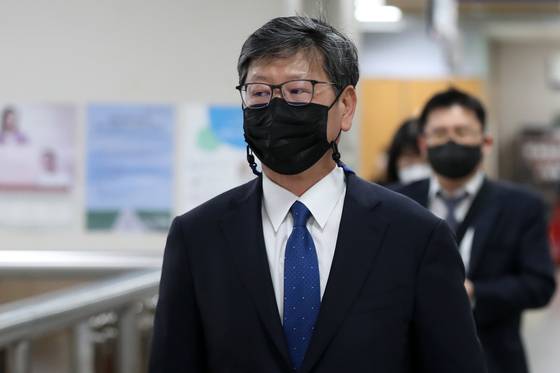 (서울=뉴스1) 민경석 기자 = 이용구 전 법무부 차관이 22일 서울 서초구 중앙지방법원에서 열린 특정범죄가중처벌법상 운전자 폭행 혐의 관련 공판에 피의자 신분으로 출석하고 있다. 이 전 차관은 지난 2020년 11월 서울 서초구 자택 앞에서 술에 취한 자신을 깨우는 택시 기사를 폭행, 이틀 뒤 피해자와 합의한 뒤 폭행 장면 영상을 삭제해달라고 요청해 증거인멸을 교사한 혐의로 기소됐다. 2022.3.22/뉴스1