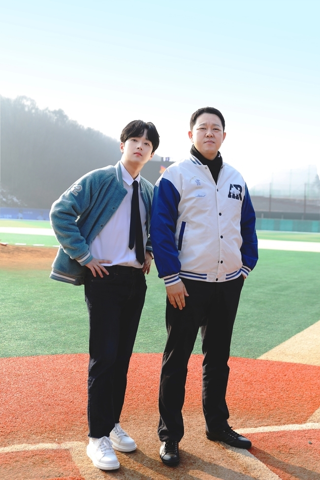 Gim Gu-ra and Lee Chan-won, who are breathing with MC of back to the ground, expressed their affection for each other.MBNs new entertainment program Back to the Ground (directed by Yoo Il-yong), which will be broadcast on March 29, is a retirement reversal variety that truly captures the spectacular return of Legend stars who have made a stroke of Baseball history.Director Kim In-sik, Song Jin-woo Kochi and Yang Joon-hyuk, An Gyeong-hyeon, Hong Sung-heun, Hyun Jae-yoon, Chae Tae-in, Kim Tae-kyun, Lee Dae-hyung, Yoon Seok-min, The Putney School, Legend Baseball player are getting hot attention for their comeback to the ground again. MC Gim Gu-ra, Lee Chan-wons chemistry, which will add to the fun of watching, is causing curiosity.Im with the Pro Baseball player with a fan-spirited mind, rather than MC, and we play a role in relaying when they play, said Gim Gu-ra, Lee Chan-won has a lot of knowledge about Baseball and a caster temperament.I have a very good tone, so I can put my feelings in a dramatic moment, and there is a part that I can depend on in this program. Lee recalled meeting with Gim Gu-ra as a guest and MC in Radio Star, saying, It was the first time I was a joint MC, so I was on my first recording with a lot of tension and trembling.Gim Gu-ra led me so well and led me gentlely, so my first breath was really good.Ive never found out that Gim Gu-ra has a lot of knowledge about Baseball, he said.Gim Gu-ra said, The breathing seems to have to be adjusted as the breathing is getting more and more.I think thats going to be a very positive synergy, he said, adding that his basic common sense is so good.