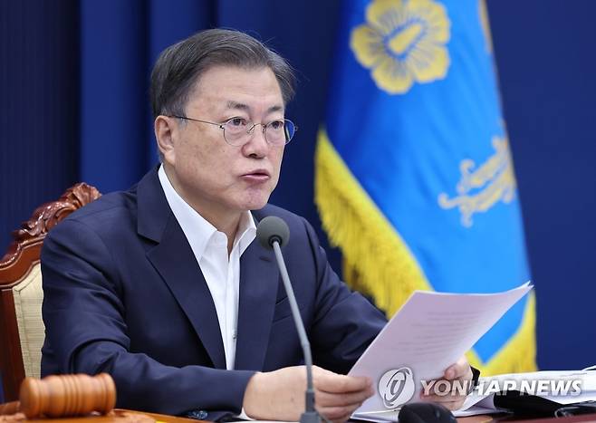 영상 국무회의 주재하는 문재인 대통령 (서울=연합뉴스) 안정원 기자 = 문재인 대통령이 22일 오전 청와대 여민관에서 열린 영상국무회의에서 발언하고 있다. 2022.3.22 jeong@yna.co.kr