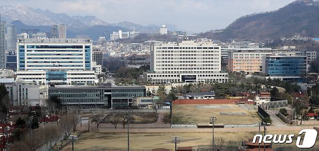 서울 용산구 소재 합동참모본부 청사(왼쪽)과 국방부 청사 본관. 2022.3.20/뉴스1 © News1 장수영 기자