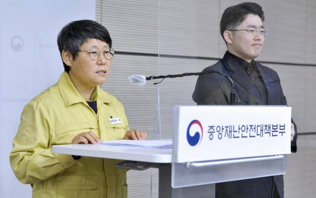 박향 보건복지부 중앙사고수습본부 방역총괄반장이 23일 정부세종청사에서 코로나19 대응 중앙재난안전대책본부 정례 브리핑을 하고 있다. 보건복지부 제공