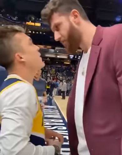 유서프 너키치와 문제의 농구 팬. 유투브 영상 캡처