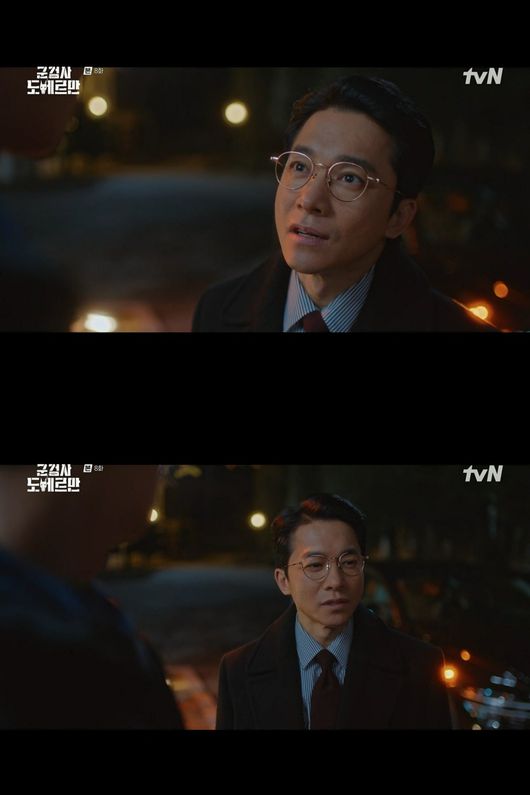 Military Prosector Doberman Oh Yeon-soo cut off the bridge of a loyal subordinate for his desire.In TVNs drama Military Prosecutor Doberman (playplayed by Yoon Hyun-ho and director Jin Chang-gyu), which was aired on the 22nd, Do Bae-man (An Do-hyun), Cha Du-riin (Jo Bo-ah), and Yong Mun-gu (Kim Young-min) realized the actual condition of Oh Yeon-soo, and the embarrassment of the drama was revealed. It made it impossible to predict.Dobaeman and Cha Du-ri were extremely embarrassed to learn that Won Gi-chun had lost his real leg, a disciplinary feeling that would be ruled by the military law.Dobaeman went to the private sector for three months of honesty with his sins overturned.Cha Du-ri tried to tell the truth of the DMZ, Demilitarized Zone explosion outside the military, inside the military.Because Dobaeman and Cha Du-ri were convinced that there was an aging young behind this.There was another suspect of the old ageing child: Yong Mun-gu, a lawyer who had long been in contact with the old ageing child.Yongmun-gu suspected only the fact that he had hit the legs of Won Ki-chun rather than the body condition of Won Ki-chun, the search captain.For Yongmun-gu, the only thing that was moved without confirmation was literally the hound itself.Yongmun-gu asked the aged to tell the truth, but rather, the cold sound of the aged was the result.Yongmun-gu tried to move himself, because Roh Tae-nam, the son of Aging-young, who connects Aging-young and Yongmun-gu, was only asked to deploy his own squad.Yongmun-gu took the approach of Seorak (Kwon Dong-ho), who was looking at the opportunity to play only the plaster, and gave them a background check.The Dobaeman and Cha Du-ri guessed that Yongmun-gu and Aging-young were breaking down; the farther they got, the more favorable they were to Dobaeman and Cha Du-ri; however, Dobaeman could not understand.Won Ki-chuns legs were right to look at them.In other words, what Won Ki-chun caused was a gun accident, which caused a company commander to be seriously injured. Cha Du-ri calmly took a breath and said, I think I cut my legs before the trial.I can not imagine it unless it is this. So, Dobaman said, We may have met a monster more than we imagined. Yong Mun-gu also visited Agingyong on gear.The aging young face of the borderline expression changed when Yongmun-gu declared that the DMZ, Demilitarized Zone explosion, was a gun incident.If this case was a gun case, the general manager, the division commander, Aging Young, had to step down from his position. In a word, Won Ki-chun had to have no legs to make up for the explosion.Aging Young gracefully sliced the steak and laughed innocently after saying, I cut it. I cut it. The expression of Yongmungu, who believed that he was a partner,TVN Wolhwa Drama Military Prosector Doberman broadcast screen capture