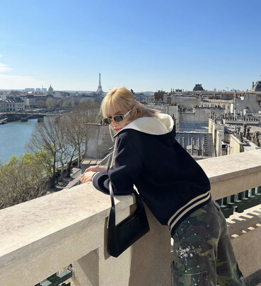 BLACKPINK Lisa was envious of her enjoying her leisure time in Paris.On Sunday afternoon Lisa posted a photo on her Instagram page, which she did not write down any other posts.In the photo, Lisa leans back against the railing, with the epitaxy tower and the Seine in the background, and the natural shape of Lisa makes her comfortable dress even more prominent.Lisas day-wearing is comfort itself with a Springber jacket and a pair of military look. Lisa has shared her daily look every day since she went to Paris to collect topics.Even though it is natural, Lisas ant waist and slender body can not be hidden, so the gorgeous posture is more prominent.Netizens did not hesitate to admire I do not hide it even if I go and I am like a model even if I wear pants like that.Meanwhile, Lisas solo album title song La Lisa is ranked in the top rankings on the Billboard and iTunes charts,lisa instagram