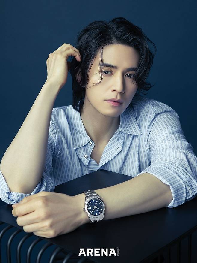Actor Lee Dong-wook presented a unique visual picture.Lee Dong-wook in the open Arena Homme Plus pictorial captures the attention of those who see it in a luxurious atmosphere at once.Not only does it show a brilliant visual with clean, white skin and distinctive features, but it also gives a deep eye that seems to fall into it.Lee Dong-wook also reveals modern yet classic charm with blue-toned striped shirts and formal jackets.Lee Dong-wook in the shooting on this day is the back door that perfected every concept and completed A cut in an instant, causing the staff in the field to respond hotly.Lee Dong-wooks picture can be seen in the April issue of Arena Homme Plus.