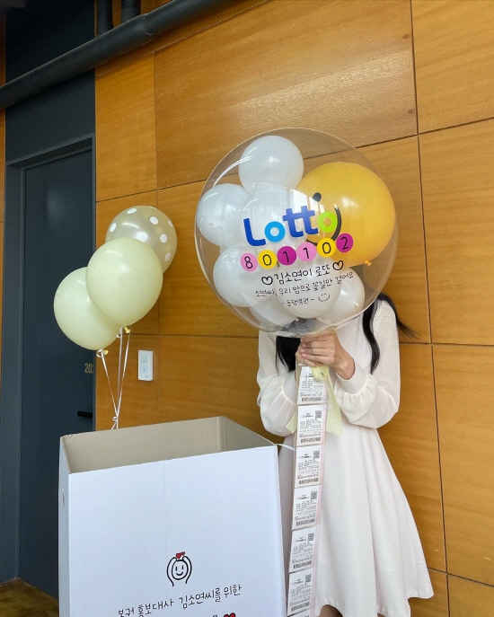 Actor Kim So-yeon has emanated an elegant beauty.On the 23rd, Kim So-yeon posted several photos on Instagram with an article entitled # East Happy Right # Lottery Promotion Ambassador.Kim So-yeon in the picture is excited with a lot of lottery tickets on the balloon.She showed off her beauty in a cream-colored dress.In the video, he stared at the cake with a bouquet of flowers.Kim So-yeon is married to Actor Lee Sang-woo.Photo: Kim So-yeon Instagram