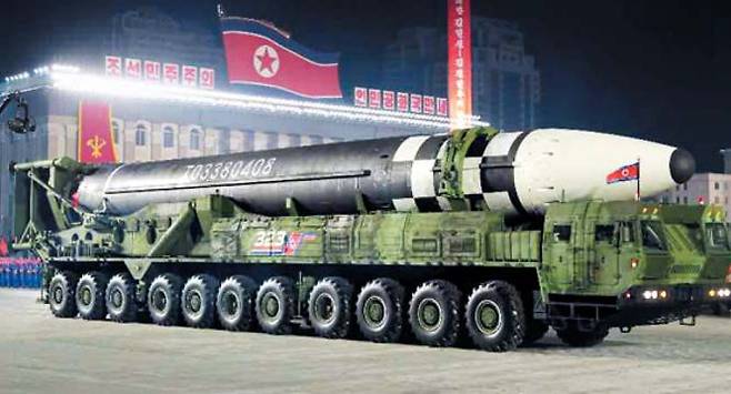 북한이 2020년 10월 10일 노동당 창건 75주년 열병식에서 공개한 신형 ‘화성-17’ ICBM(대륙간탄도미사일)의 모습. 사거리 1만3000㎞ 이상으로 추정되는 화성-17형은 길이 23~24m이고 이동식 발사대 바퀴가 22개에 달해 세계 최대의 ‘괴물 ICBM’으로 불린다. /조선중앙통신 연합뉴스