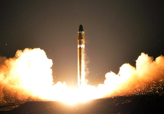 북한은 2017년 11월 29일 이후 약 4년 4개월만에 대륙간 탄도미사일을 발사했다. 명백한 모라토리엄 파기에 해당하는 무력 도발이었다. 사진은 2017년 11월 북한이 시험발사에 나선 대륙간 탄도미사일 화성-15형. [연합뉴스]