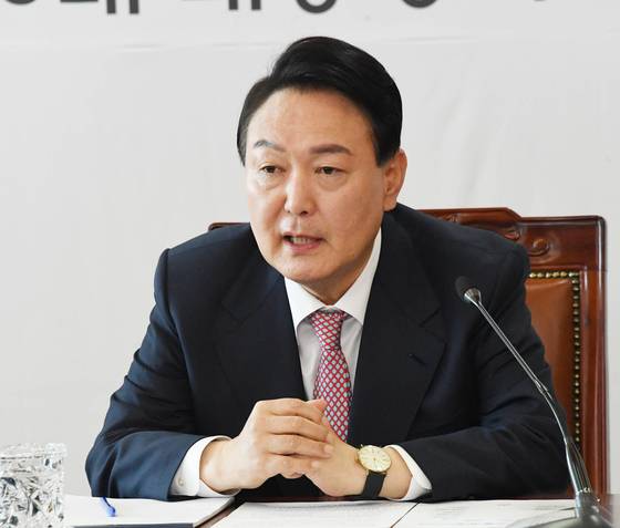 (서울=뉴스1) 국회사진취재단 = 윤석열 대통령 당선인이 22일 오전 서울 종로구 통의동 대통령직 인수위원회 사무실에서 인수위 간사단 회의를 주재하고 있다. 2022.3.22/뉴스1