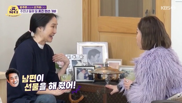 GABEE admired Kang Ju-euns L-company luxury bag.On March 23, KBS 2TV The New Family Relationship Certificate The Last Godfather, dancer GABEE first met Kang Joo-eun.On this day, Lachika leader GABEE first appeared as the daughter of Kang Ju-eun instead of Hye-rim, who was away due to childbirth.Kang Ju-eun was embarrassed by the overflowing excitement of GABEE, but he began to show intimacy.GABEE, who was looking around Kang Ju-euns house, noted the luxury bags of L company with Kang Ju-euns props. Kang Ju-eun said, My husband gave me a gift. 30 years ago.