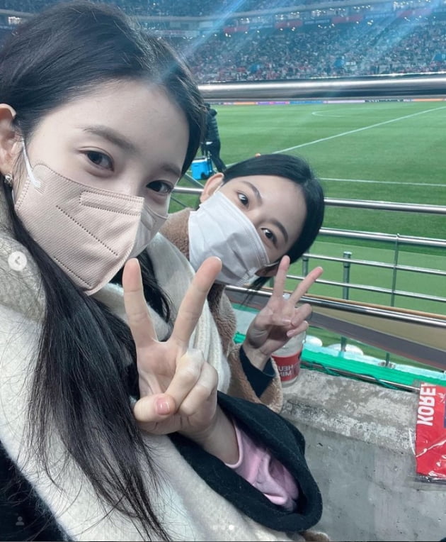 Yoon Chae-kyung, a singer from the group April, told her daily life.Yoon Chae-kyung posted several photos on his instagram on the 24th with the tag # Korea # Best # Intuition.Yoon Chae-kyung, who is posing for V in the background of the Seoul World Cup Stadium in the public photos, is also accompanied by actor Yoo Hye-in, who appeared in the TVN monthly drama Gun Suspect Doberman.Meanwhile, the Korean national soccer team led by Paulo Bento beat Iran 2-0 in the 9th round of the 2022 Qatar World Cup Asian finals at the Seoul World Cup Stadium.Photo: Yoon Chae-kyung SNS