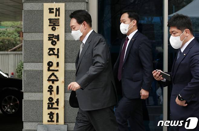 윤석열 대통령 당선인이 25일 서울 종로구 통의동 인수위 집무실에서 점심식사를 위해 이동하고 있다. 2022.3.25/뉴스1 © News1 오대일 기자