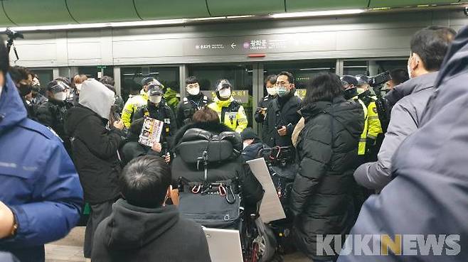 지난달 장애인 활동가들이 서울 지하철 5호선 광화문역에서 출근길 시위를 진행했다. 사진=이소연 기자 
