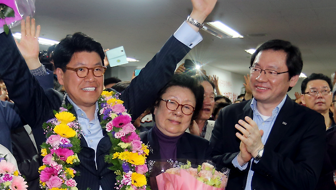 ▲ 사진 왼쪽부터 장제원 의원, 모친인 박동순 동서학원 이사장, 형인 장제국 동서대 총장. 지난 20대 총선 당시 장 의원의 당선을 축하하기 위해 가족이 한 자리에 모였다.