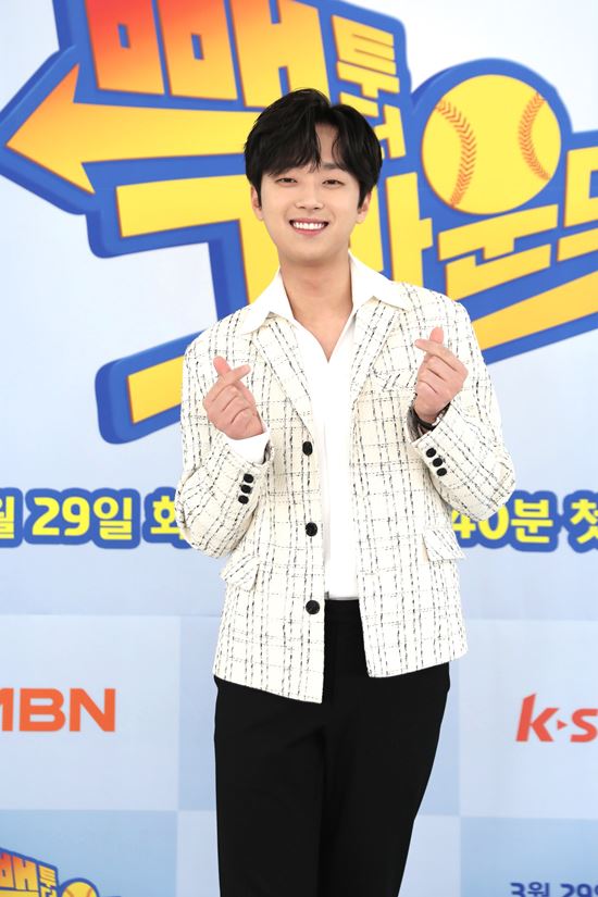 Singer Lee Chan-won reveals his love for BaseballMBNs new entertainment program back to the ground was presented online on the 25th.On this day, only PD and Kim In-sik, Song Jin-woo, Yang Jun-hyuk, An Gyeong-hyun, Hong Sung-heun, Hyun Yoon, Chae Tae-in, Kim Tae-kyun, Lee Dae-hyung, The Putney School, Yoon Seok-min and Lee Chan-won attended.back to the ground is a retirement reversal variety that truly captures the spectacular return of legend stars who have made a stroke of Baseball history in a time.Lee Chan-won will be playing back to the ground MC with Kim Gura and will be broadcasting Kyonggi.Especially Lee Chan-wons Baseball love is well known, and fans expectation for Lee Chan-won ticket Baseball relay is high.Lee Chan-won, who is fortunate to say that he is actually an anti-Baseball, said, I really love Baseball so much. I want to express Baseballs charm rather than my charm, but Baseball is like a drama on the other hand.Youll see from our program. Theres so much dramatic Kyonggi. When all the counts are full, Baseball doesnt know whats going to happen to the 2-out 3-2 full count in the bottom of the ninth.I hope I know the charm. Asked if there was anything prepared for the broadcast, he said, I honestly have not prepared anything.I already know everything, he said. I know 12 to 13 regulations that professional pitchers can not know.If I say that I am ready, I think I have been familiar with all the regulations about Kyonggi the other day. I even thought that I would like to stop writing around Lee Chan-wons enthusiastic relay.He said, I had to sing four songs the next day, but I was screaming. He said that he was enthusiastic about the broadcast without knowing himself.Finally, he said, I actually came out to VCR, but I was at the scene when Yang Jun-hyuk retired from Kyonggi. I saw all the players here in Kyonggi.I liked Baseball from the moment I remembered my life. I am working with the hope of the revival of KoreaBaseball.Maybe Baseball or high school Baseball is in a recession, and all performers are working hard to revive Korea Baseball. I hope that viewers will buy it high. Meanwhile, back to the ground will be broadcasted at 9:40 pm on the 29th.Photo = MBN