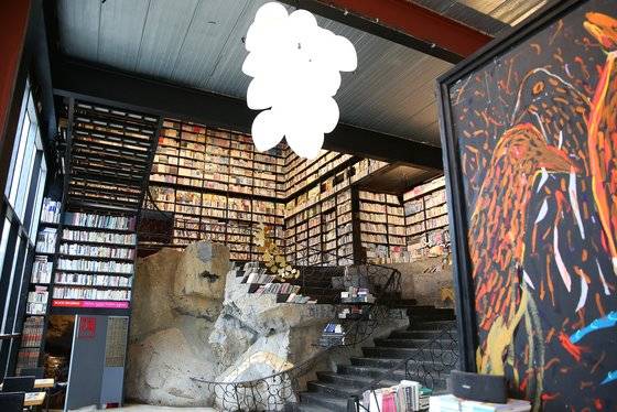 제주 탐나라공화국. 헌책 30여만 권을 기증받아 책방이자 놀이터를 만들었다. 손민호 기자