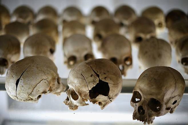 1994년 4월 르완다 냐마타 교회 학살로 숨진 희생자들의 유골. 두개골들이 크게 손상돼 있다. 냐마타 학살 추모관 2014년. 이 추모관에만 4만5천명의 유골이 보관돼 있다고 한다. (사진: 게티이미지코리아)