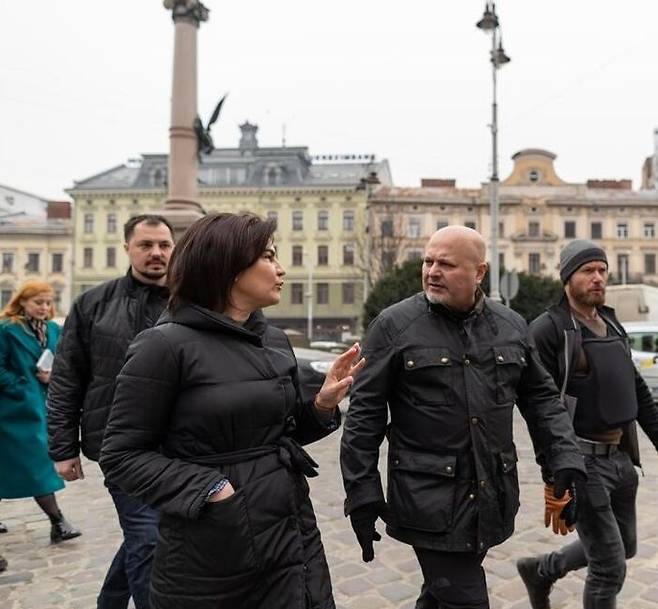 카림 칸 국제형사재판소(ICC) 검사장, 3월17일 우크라이나 키이우 현장조사중. 칸과 대화중인 앞쪽 여성은 우크라이나 검찰총장 이리나 베네딕토바. (사진: ICC 트위터 @IntlCrimCourt) 카림 칸 ICC 검사장은 지난 16일러시아 연방에 공식 조사 요청서를 전달했다고 밝혔다. 지난 2일 ICC 회원국 39개국이 러시아의 전쟁 범죄에 대한 조사를 의뢰한 데 따른 것이다.