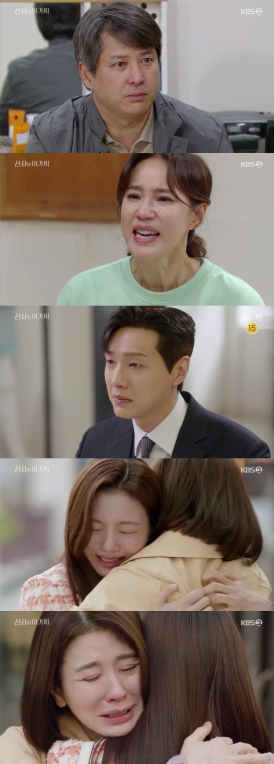 In the KBS 2TV weekend drama Shinto and Young Lady, which was broadcast on the afternoon of the 26th, the conversation between Cha Yeon-sil (Oh Hyun-kyung) and Park Soo-cheol (Lee Jong-won) was drawn.Park Soo-chul was shaken by Anna Kims deadline decision and said to the car room, Please look at me. Please let me go to her.Please allow me to be next to her even during the surgery. The next room shed tears, saying, Are you going to finish with me? Park Soo-cheol excused me that he just wanted to save people, but Cha Yeon-sil cried, If you want to go, go to divorce me.Park Soo-chul apologized to the tea room after all for the sanctification of Park Dae-beom (Ahn Woo-yeon) and Park Dan-dan (Lee Se-hee), but when Cha Yeon-sil fell asleep, he took a drink alone and troubled Cha Yeon-sils heart.Meanwhile, Lee Yeong-guk went to visit Anna Kim. So sorry for all this time, Im glad youre the one our Dan Dan Dan likes. Please.Let our Dandan be happy, he cried and grabbed Lee Young-guks hand.Lee Young-guk then prepared a meal for Park Dan-dan and Ana Kim, who grabbed Park Dan-dan after the meal, and Park Dan-dan said, Why did you deceive me because you wanted to see my face like this?If we had said from the beginning, we could have stayed a little more together. Anna Kim said, Dandan is sorry for my mother, and Park Dan-dan called Anna Kim Mom for the first time.Dont hurt, Mommy dont die and it made me sad.The tea room remembered the hardship of Park Soo-cheol last night and boiled to the house of Ana Kim, but the tea room met with the rhythm that he wanted to sleep at Friends house.Is this the Friend house? And Anna Kim said, I do not even have my husband to take it out, so now I am taking it out.Park Dan-dan said, Can not you understand me once?Anna Kim was invited to Lee Young-guks house and had a happy day with Lee Young-guk and Park Dan-dan, who later attracted attention by telling Park Soo-chul to allow them both now.Agnaldo Timóteo Night Anna Kim lay down with Park Dandan and said, Thank you for your forgiveness.I do not have a limit to die now, he said, and Park Dan-dan was in the arms of Ana Kim and said, Lets go to Jeju Island together. But the next morning Anna Kim was shocked to find her lying in the bathroom.Meanwhile, Chagan (Kang Eun-tak) did his best to Josara (Park Ha-na), who was pregnant with her child.Chagan bought a bouquet of flowers, shoes for the baby to be born, a mobile, took Josara to an expensive restaurant and said, Lets go to Vietnam with me. Lets go to a place where no one knows.We can start anything again there. The investigation was sobbing and nodding.But Agnaldo Timóteo fell off the stairs at night, going up to the house.The child was finally Legacy, and in the case of the investigation, he said, I dreamed of happiness again with my uncle without any hesitation, making a sin that I could not wash.I never regretted loving Sarah, I always hope shes happy, Chagan said, leaving the post. Why did I do that?Why do I have a good person like you? 