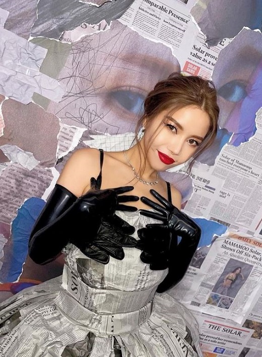 Group MAMAMOO member Sola (real name Kim Yong-sun and 31) announced the current situation.Solar posted several photos on her 27th day, saying I finally did.Solar, dressed in a dress made of several folds of wrinkled newspaper, is taking a variety of poses. Solar has created an alluring atmosphere by making RED lip makeup.It is a reminder of CreweGreece, the main character of the movie CreweGreece.Meanwhile, Solar released her first mini-album, Dragon: Face (: FACE) on the 16th.
