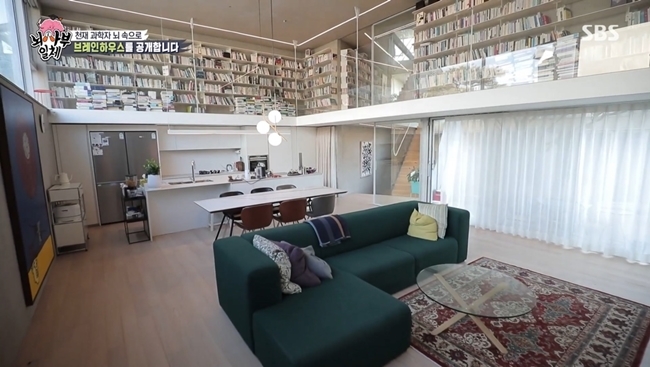 Scientist Jung Jae-seung unveiled Brain House.On March 27, SBS All The Butlers, Jung Jae-seung appeared as master, and his Brain House was released.Yoo Soo-bin, who saw a house full of books everywhere, admired it as a bookstore, a bookstore?Jung Jae-seung laughed, Its a space for books. Yang said, Ive never seen such a lot of books in my house and TV.I read about 30 books a month, Jung said.It was designed by Cho Min-seok, the first person to be awarded the Grand Prize at the Venice Biennale Architecture Exhibition in Korea.I do not do well in my private house, but I told him that there are 20,000 books, so he said it would be fun. I put a book in a wide space and realized a scholars romance that shows what is there. I can not sell it anywhere.It is a happy house even if you sit down for a person who likes books. 