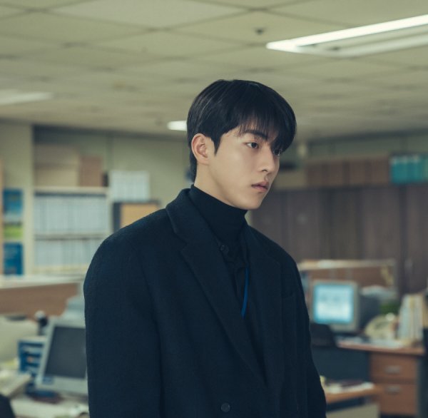 However, unlike the 13th ending, the situation that the production team released creates a very different atmosphere.I stood in the newsroom blankly, and I revealed the back of Lee Jin, who was shaking his head as if he was deeply troubled.According to the crew, Lee Jin holds his head and reveals his painful heart and finally shows hot tears.It is noteworthy what kind of choice the back Jin will make after a long and long time pushing out and what is the reason for the agony that the back Jin faces.Nam Joo-hyuk tried to immerse himself in the character of the back Lee Jin, minimizing conversation and movement throughout the preparation of the shoot, ahead of the important emotional performance that should emanate the conflict and conflict of complex emotions.Nam Joo-hyuk quickly fell into the situation and feelings of The Dilemma in Lee Jin, and expressed the pain and anguish mixed with helplessness and self-defeating with eyes, facial expressions and tears.The scene was full of static, with the eyes of the staff who watched while breathing in the smoke of Nam Joo-hyuk, who had a strong emotional performance, he said.Nam Joo-hyuk has made the effort and passion that he has made to become the back of Lee Jin itself more authentic, he said. Please check the heart of each other and watch the 14th broadcast about what changes and crises Lee Jin and Na Hee-do will experience.The 14th episode of Twenty Five Twinty One will be broadcast at 9:10 pm on the 27th.