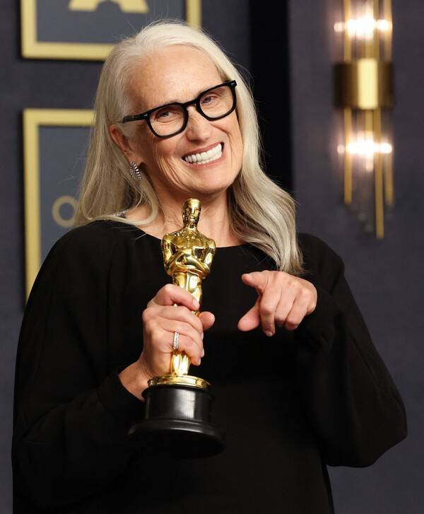 <피아노>로 각본상을 받은 이후 28년 만에 두번째 오스카 트로피를 안은 제인 캠피언. 그는 이번 아카데미에서 넷플릭스 영화 <파워 오브 도그>로 감독상 수상했다. 로스앤젤레스/로이터 연합뉴스