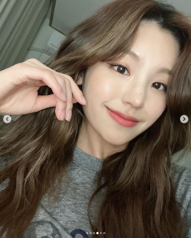 Yezi of girl group ITZY told her innocent daily life.Yezi posted a picture on the ITZY official Instagram on the 28th with an article entitled Poggle Poggle.Yezi in the open photo is staring at the camera.On the other hand, ITZY, which Yezi belongs to, will hold its first official fan meeting ITZY The 1st Fan Meeting on April 9th.Photo: SNS