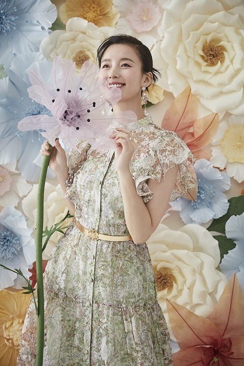 Actor Han Hyo-joos campaign picture of the brand as a muse was released.The campaign was launched under the theme of un Jour dété, which means one summer day, with Han Hyo-joos unique charm and lively appearance.In the dramatic space, bold colors and colorful look meet Flower objects and give a dreamy mood.Han Hyo-joo matched the floral-pattern chiffon dress, summer tweed, and retro-touching jacket with feminine mood costumes. It attracts attention with styling that is out of stereotypes.