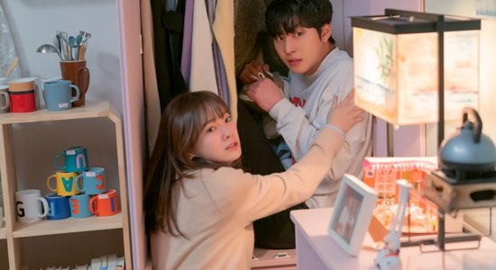 The situation of the in-house match Ahn Hyo-seop and Kim Se-jeong unfolding Hide and Seek.The comic scene, which bursts with romance in the SBS monthly drama In-house, boasts 100% of the laughing hit.The sudden episodes that occur in the secret love affair of Kang Tae-moo (Ahn Hyo-seop) and Shin Ha-ri (Kim Se-jeong) in the last 9 episodes gave excitement and laughter, making viewers unable to keep their eyes off.In the 10th episode of In-A-Join, which will be broadcast on the 29th, Double Jeopardy dates will be held between Kang Tae-moo, Shin Ha-ri, Cha Sung-hoon (Kim Min-gyu) and Jin Yeong-seo (Sul In-ah).In the meantime, Kang Tae-moo, who is hiding in the closet in the room of Shinhari, is caught and curiosity is raised about what the situation is.The two couples in the public photos are gathering at the Chicken store in Sinhari, where they will take on the empty Chicken store in the absence of Sinharis parents.Just when you see a couple working together, you can smile at your mouth.I wonder how the four people gathered in one place, and their double Jeopardy dating background.In the meantime, Kang Tae-moo and Shin Ha-ri are caught in an urgent situation and laughs.The urgent appearance of Shin Hari hiding Kang Tae-moo in the closet, and the appearance of Kang Tae-moo in the closet,Along with the suffering of Kang Tae-moo, who hid himself in his girlfriends closet, Ahn Hyo-seop, Kim Se-jeongs comic tension, makes him look forward to seeing the scene.Earlier, Sinhari introduced Kang Tae-moo to his parents as a dean of the gyebin who works at the same job, where they are in a secret relationship.Kang Tae-moo is not yet able to stand up to his parents. Can Kang Tae-moo not be seen by his family?The other three people cooperate together to hide Kang Tae-moo. Attention is focused on the episode that predicts the situation.The 10th episode of In-house Match will air at 10 p.m. on the 29th.Photo = Cross Pictures