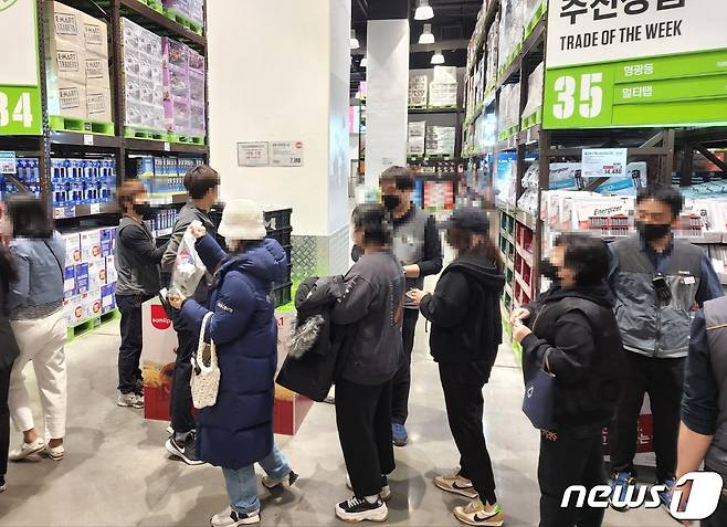 30일 포켓몬빵이 입고된 아산의 한 대형 마트에 이른 아침부터 기다려 대기표를 받은 시민들이 빵을 구매하고 있다.© 뉴스1